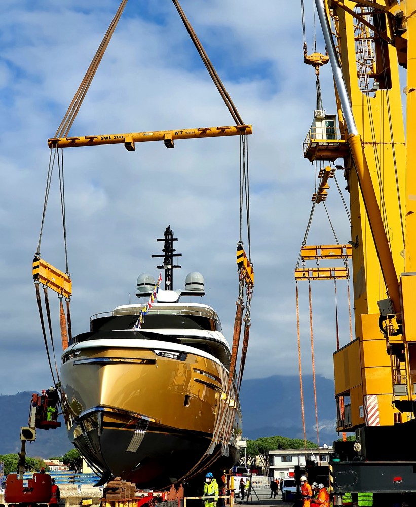 Dynamiq GTT 135 being lifted onto water