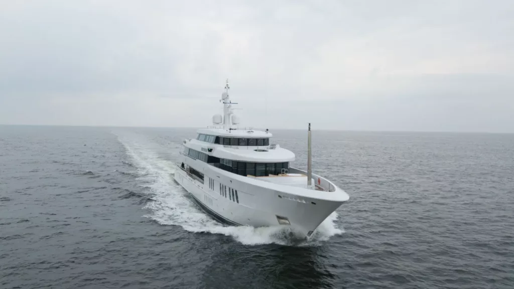 Royal Hakvoort Top Five II cruising from front