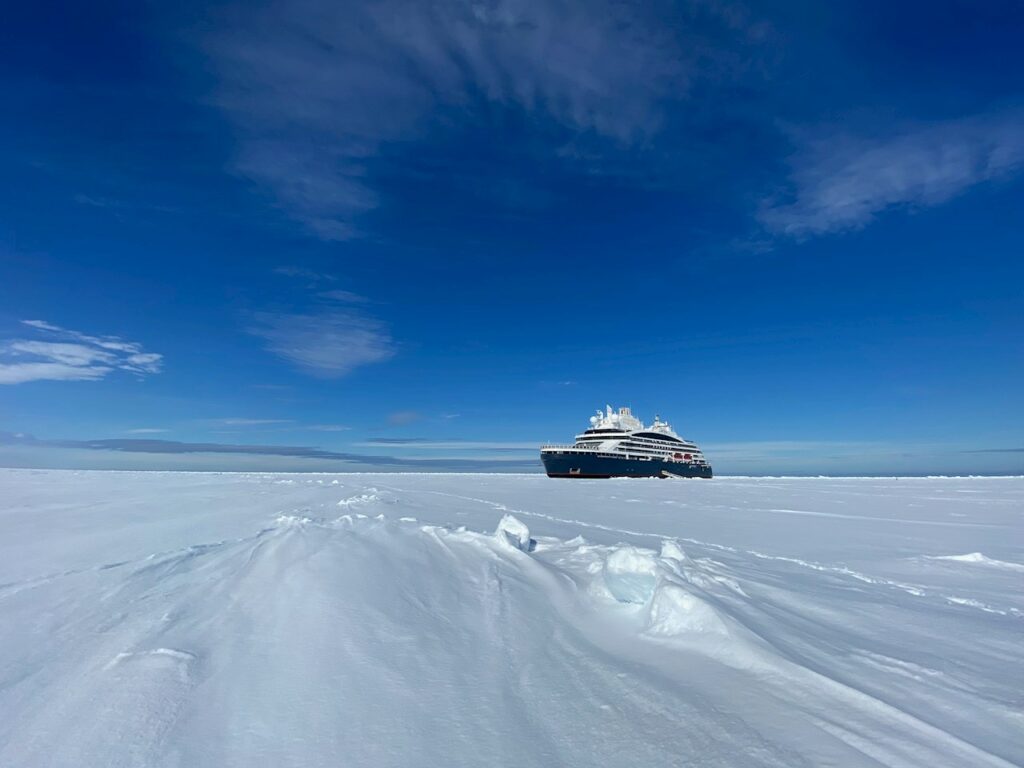 Le Commandant Charcot wide angle at North Pole