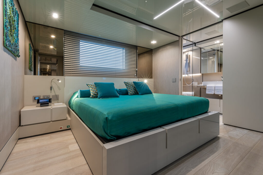 RSY 38m EXP M/Y EMOCEAN VIP cabin