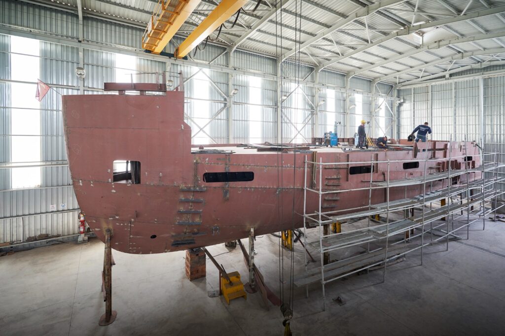 Aegan M25 Explorer hull under construction