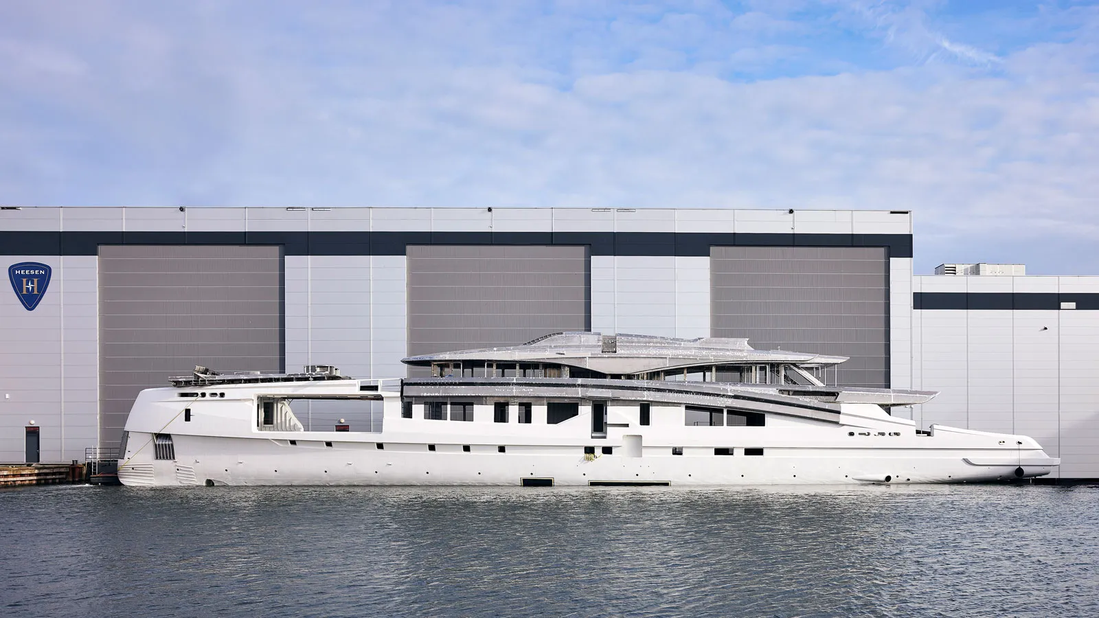 Heesen Project Sparta hull side profile on water