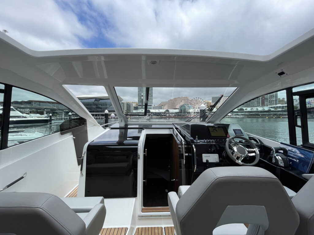 helm station with open roof onboard Beneteau GT32