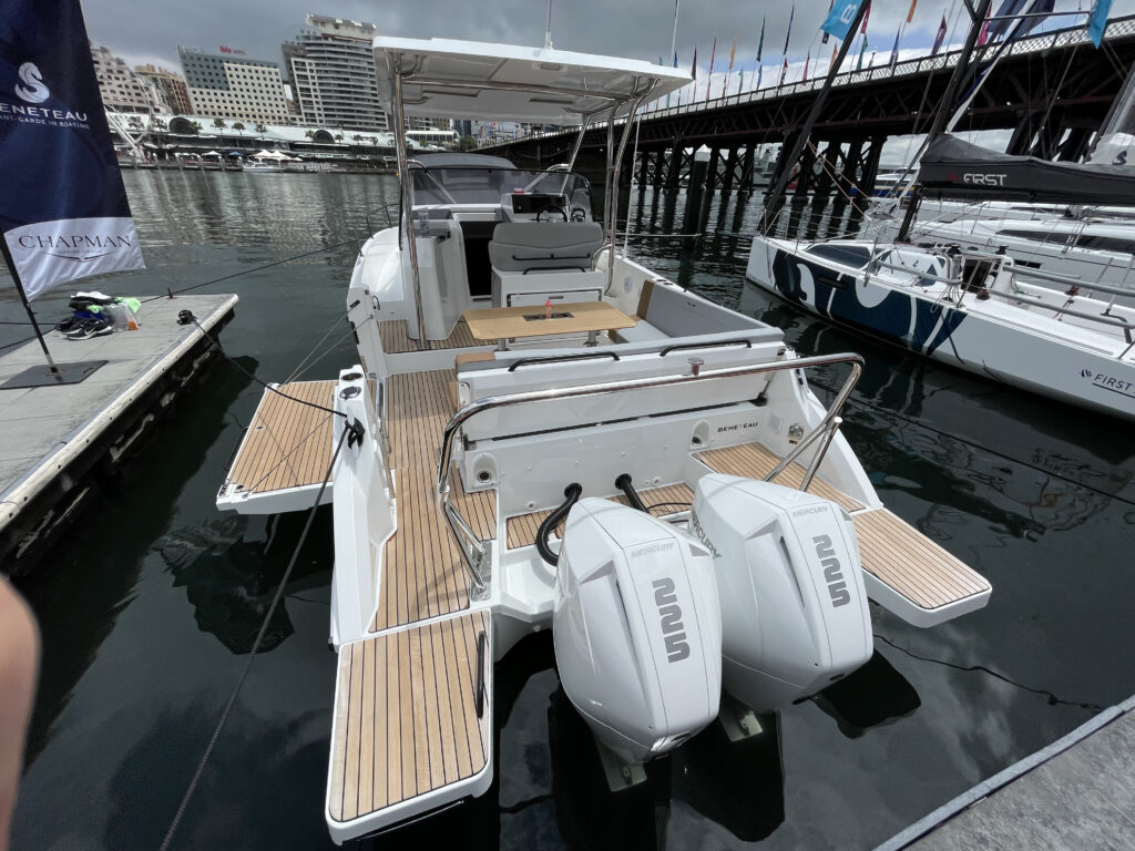 Wide angle of Beneteau Flyer 9 SUNDECK from rear