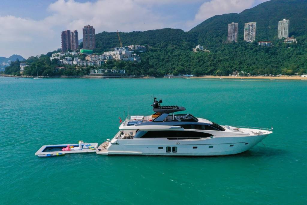 A Sanlorenzo SL78 on charter in Hong Kong side profile