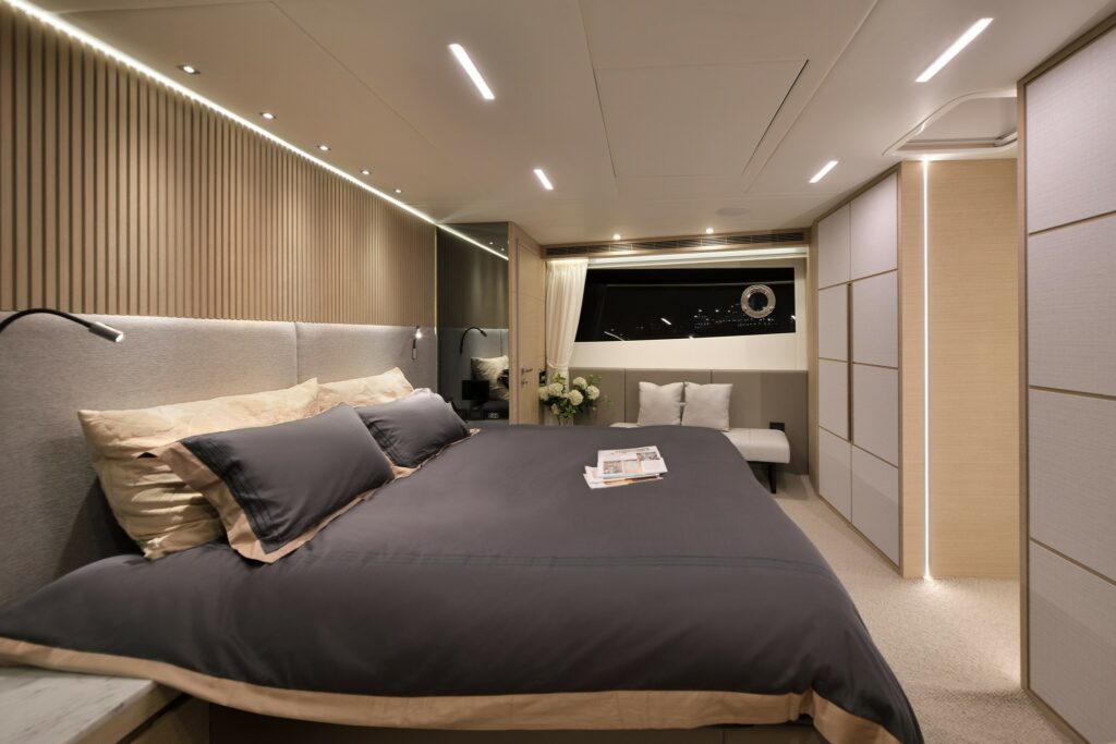 Horizon FD75 Skyline master stateroom