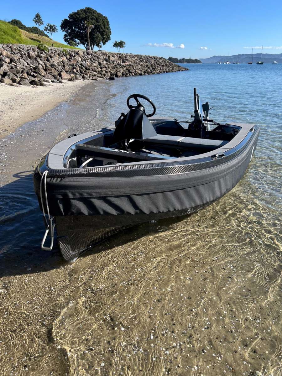ONETenders_M35_Monohull_Tender_Side Console_1